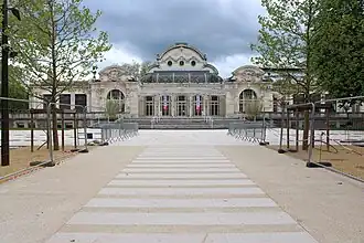 Palais des congrès depuis le parc des Sources rénové