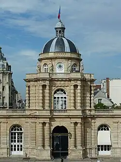 Dôme du Palais entre la cour d’honneur et la rue de Vaugirard.