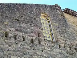 Trous dans une façade.