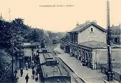 Carte postale sépia montrant la gare de Palaiseau et un train à quai au début du XXe&nbsp;siècle.