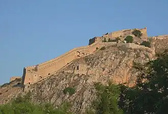 photographie couleurs : une muraille sur une éminence