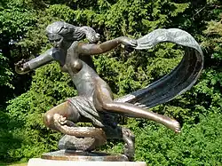 Eglė, la reine des serpents. Statue du parc botanique de Palanga. Sculpteur : Robertas Antinis