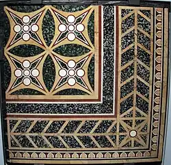 Reconstitution d'un des pavements de sol du Palatin de Rome. On peut remarquer la finesse et la précision des contours en porphyre rouge, une pierre extrêmement dure.