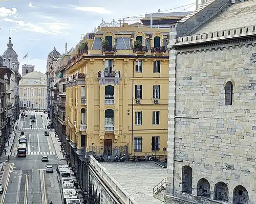 La facciata laterale dopo la ristrutturazione, a destra si vede la chiesa di Santo Stefano