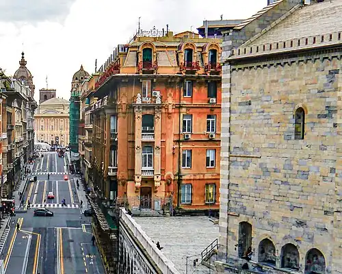 La facciata laterale prima della ristrutturazione, a destra si vede la chiesa di Santo Stefano