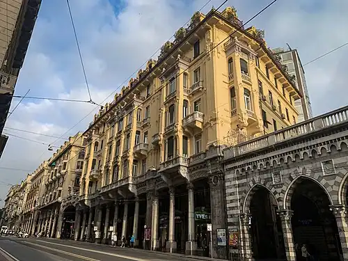 Facciata del palazzo, lato est