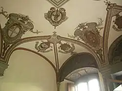 … des plafonds intérieurs.