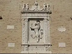 Emblèmes de la Ville sur la façade.