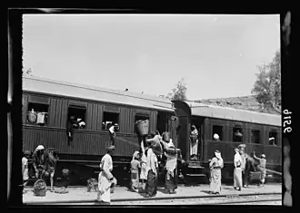 Chargement de paniers de fruits dans le train reliant Jaffa à Jérusalem, 1936.