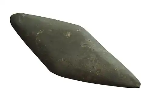 Palette à fard pour préparer les couleurs des peintures corporelles. Schiste, losange L. 25 cm. Musée d'archéologie méditerranéenne