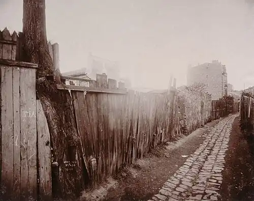 Vue de la rue au niveau du no&nbsp;13 (idem).