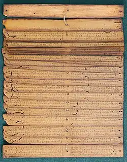 manuscrit javanais. Il est réalisé sur des feuilles de palme, il a donc une forme très allongée