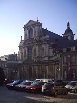 Façade de l'abbatiale en perspective.