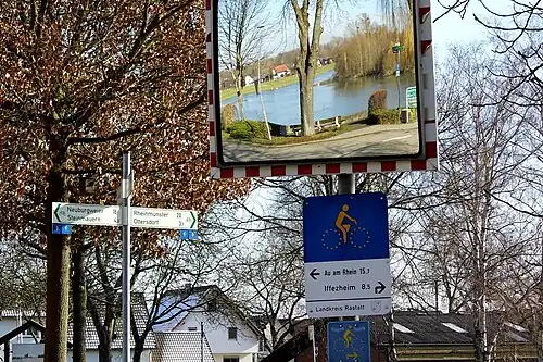 Panneau routier dédié à un itinéraire cyclable européen situé le long d'un cours d'eau.