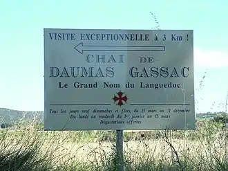Panneau indicatif du chai du mas de Daumas-Gassac.