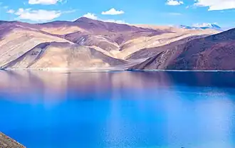Le Pangong Tso, dans l'Est du Ladakh, est un lac salé à cheval sur la frontière tibétaine. Son extrémité aboutit vers Rutog, ancien territoire ladakhi.