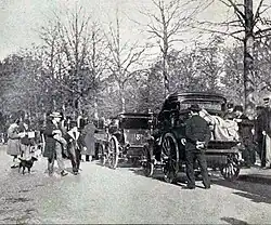 Photographie de deux Panhard & Levassor, statiques, avant le départ.