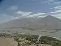 Vallée du Piandj le long de la Pamir Highway, peu après Vrang&nbsp;(en), en regardant vers la rive afghane.