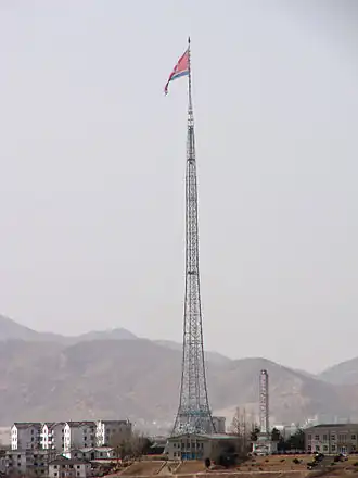 Vu de la JSA, le village nord-coréen de Kijong-dong où flotte le quatrième plus grand drapeau du monde.