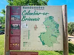 Panneau touristique illustré avec une carte des randonnées possibles sur le territoire de la commune de Colombier.