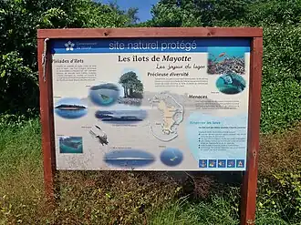 Panneau de réglementation environnementale à destination des usagers des îlots de Mayotte.