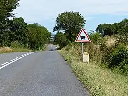 Route de montagne avec panneau A15a2 à droite