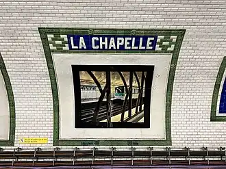 Photo d'archive de la station Solférino sur un piédroit.