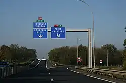 Exemple d’utilisation des panneaux de signalisation avancée à l’entrée d’une autoroute
