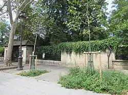 Panneau histoire de Paris « Prison Petite Roquette » située à l'entrée du square Roquette sur la rue de la Roquette.