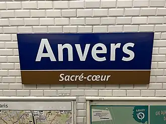 Plaque émaillée indiquant le nom de la station.