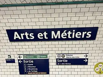 Plaque émaillée indiquant le nom de la station.