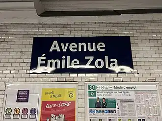 Plaque émaillée indiquant le nom de la station.