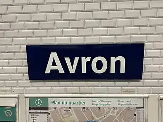 Plaque émaillée indiquant le nom de la station.