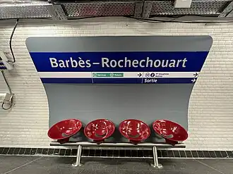 Espace d'attente intégrant le nom de la station.