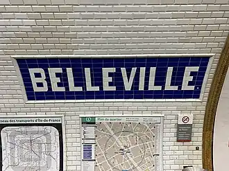 Faïence murale incorporant le nom de la station.