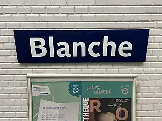 Plaque émaillée indiquant le nom de la station.