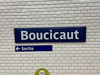 Plaque émaillée indiquant le nom de la station.