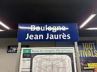 Plaque émaillée indiquant le nom de la station.
