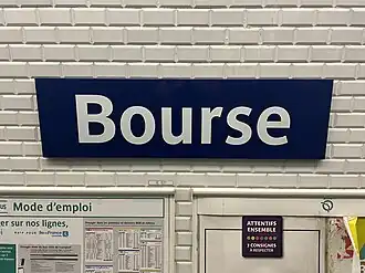 Plaque émaillée indiquant le nom de la station.