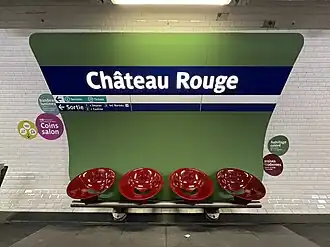 Espace d'attente intégrant le nom de la station.