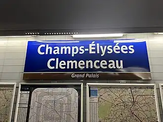 Plaque émaillée indiquant le nom de la station et son sous-titre.
