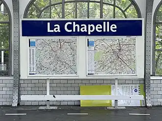 Plaque émaillée indiquant le nom de la station.