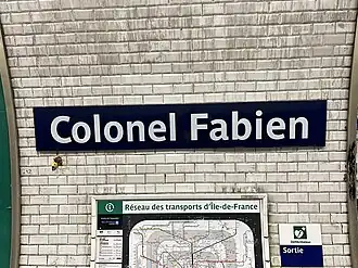 Plaque émaillée indiquant le nom de la station.