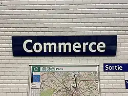 Plaque émaillée indiquant le nom de la station.