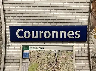 Plaque émaillée indiquant le nom de la station.