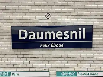 Plaque émaillée indiquant le nom de la station.