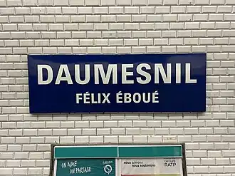 Plaque nominative de la station.