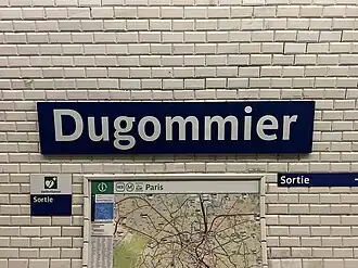 Plaque émaillée indiquant le nom de la station.