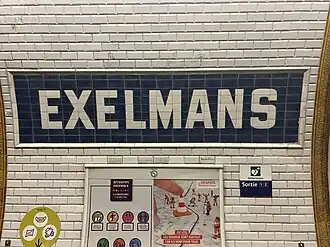 Faïence murale incorporant le nom de la station.