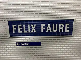 Faïence murale incorporant le nom de la station.